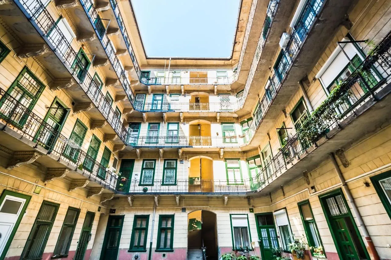 Stylish Apartments At Ruin Pub District Budapest