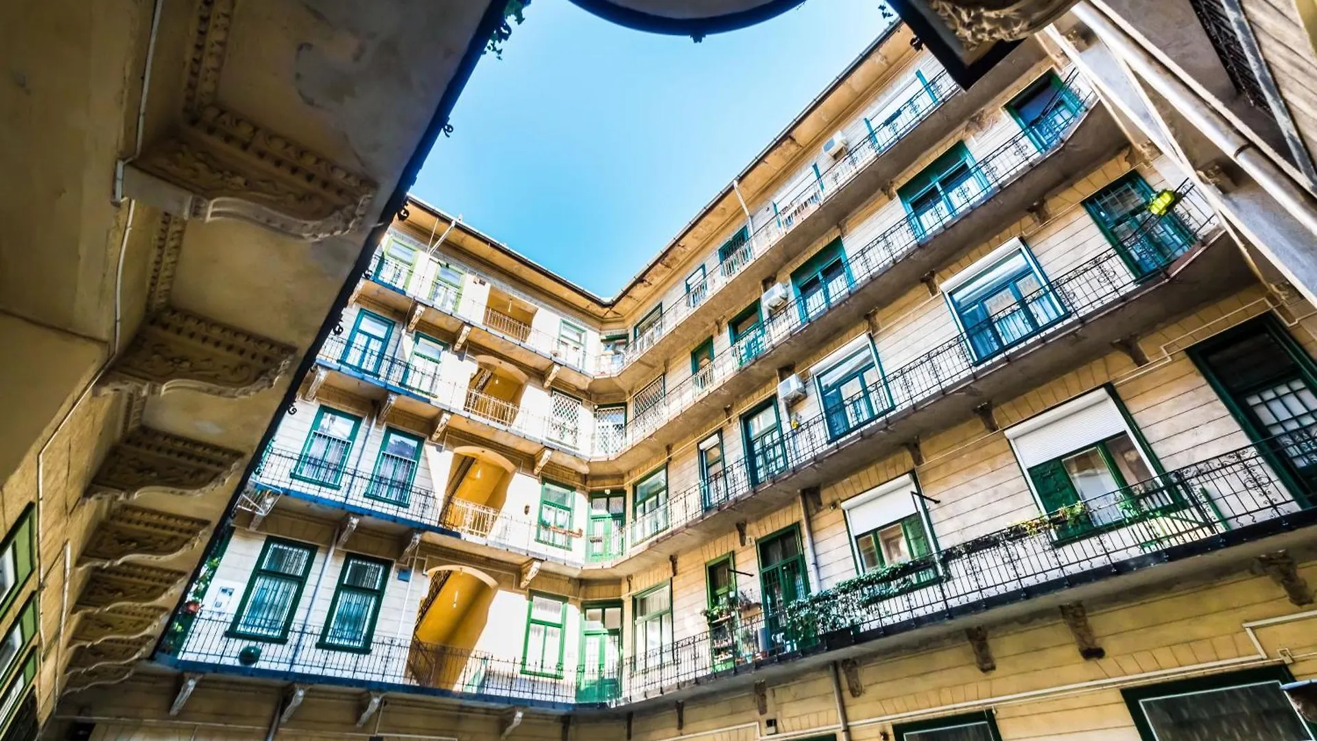 Stylish Apartments At Ruin Pub District Budapest